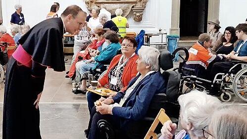 Weihbischof Paul Reder nahm sich Zeit für persönliche Gespräche, auch mit den Besuchern aus Hammelburg.