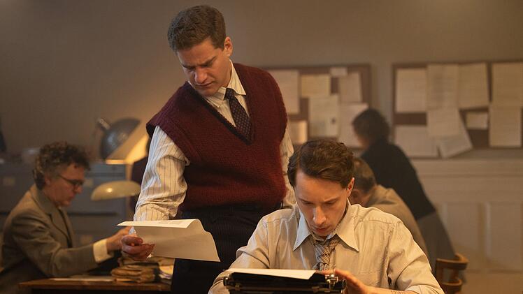 Sein Chef Bill Stricker (Rony Herman, links) ermuntert Ernst Michel (Jonathan Berlin) im Journalistenraum des N&uuml;rnberger Justizpalastes, auch &uuml;ber seine pers&ouml;nlichen Erlebnisse in Auschwitz zu schreiben.