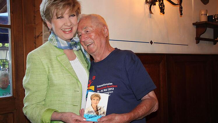 Ein Herz und eine Seele: Fred Seehuber ist seinem Idol Carolin Reiber ganz nahe. Foto: Stephan Stöckel.