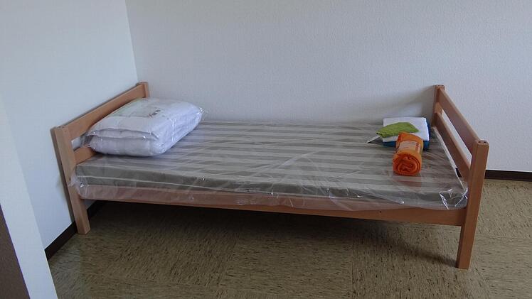 Die Betten sind funktional und stabil. Bettsachen, Handtücher und eine warme Decke gehören zur Grundausstattung, die von der Regierung gestellt wird. Foto: Johanna Eckert