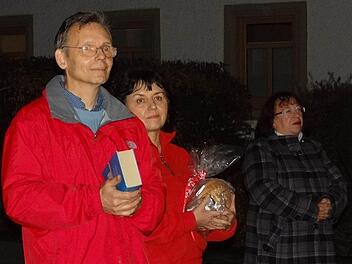 Manfred Greinke und Maria Himmer sind gerührt von dem herzlichen Empfang der Gemeinde. Brunhilde Giegold (rechts) ist froh, dass im Pfarrhaus jetzt wieder Licht brennt.Manfred Greinke und Maria Himmer sind gerührt von dem herzlichen Empfang der Gemeinde. Brunhilde Giegold (rechts) ist froh, dass im Pfarrhaus jetzt wieder Licht brennt.