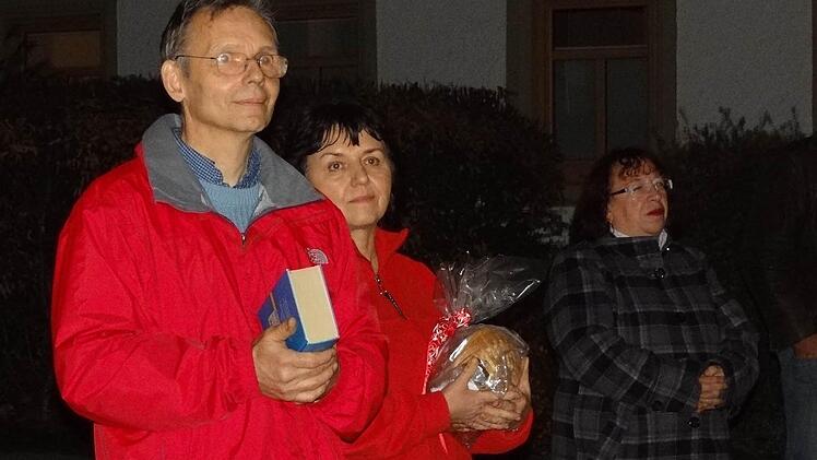 Manfred Greinke und Maria Himmer sind gerührt von dem herzlichen Empfang der Gemeinde. Brunhilde Giegold (rechts) ist froh, dass im Pfarrhaus jetzt wieder Licht brennt.Manfred Greinke und Maria Himmer sind gerührt von dem herzlichen Empfang der Gemeinde. Brunhilde Giegold (rechts) ist froh, dass im Pfarrhaus jetzt wieder Licht brennt.