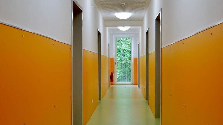 Die Wände in den Fluren und Zimmern sind bis 1,20 Meter Höhe "kinder- und jugendgerecht" gegen Kratzer gesichert. Foto: S. von Dobschütz