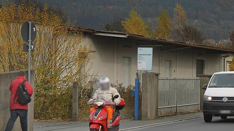 Die alten Hallen der früheren Weberei Häßler in der E.-C.-Baumann-Straße 2b gammeln weiter vor sich hin. Hier sollten der Zustellstützpunkt der Kulmbacher Post und die Prüforganisation Dekra einziehen. Aber seit zweieinhalb Jahren tut sich nichts. Foto: Stephan Tiroch