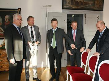 "Repräsentative Räume habt Ihr hier", staunte nicht nur Oberbürgermeister Ulrich Maly bei einem Rundgang durch das alte Rathaus in Haßfurt, in dem die Bezirksversammlung des Bayerischen Städtetages stattfand. Unser Bild zeigt von links: Haßfurts Bürgermeister Günther Werner, den Vorsitzenden des Bayerischen Städtetages, Ulrich Maly (Nürnberg), den Bezirksvorsitzenden der kreisfreien Verbandsmitglieder, Sebastian Remelé (Schweinfurt), den Geschäftsführer des Bayerischen Städtetages, Bernd Buck...