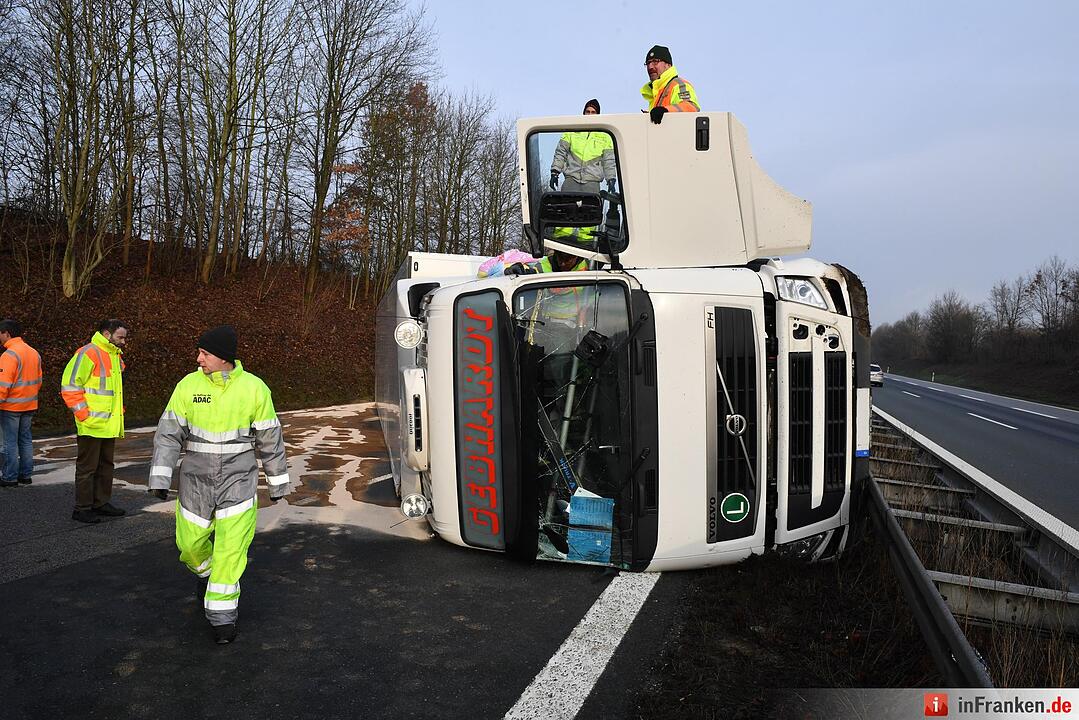 Lkw kippt auf A73 um - Autobahn in Richtung Nürnberg gesperrt