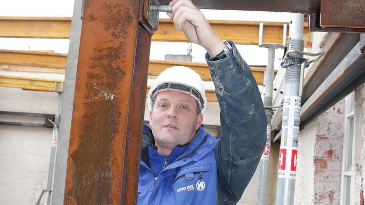 Polier Michael Seit löst die Schrauben der Stahl-Halterung,... Ralf Ruppert