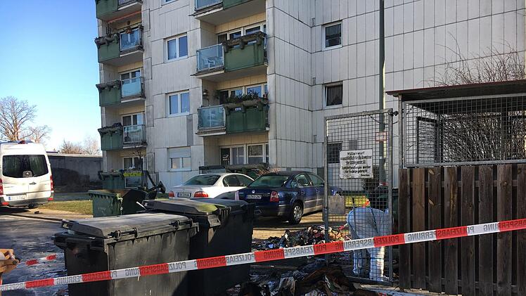Laut Angaben des Polizeipräsidiums Oberfranken konnte nach einem Zeugenhinweis eine tatverdächtige Frau festnehmen.  Sie soll für das Feuer  in zwei  Hochhäusern und für brennende  Mülltonnen in Lichteneiche verantwortlich sein.  Foto: Annette Schreiber
