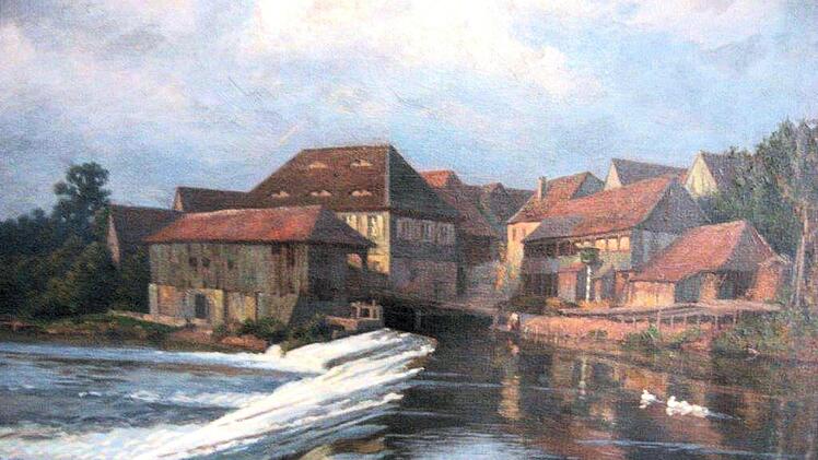 Die Mainleuser Mühle hat der Kulmbacher Maler Michel Weiß im Auftrag des damaligen Besitzers Fritz Hornschuch oft gemalt. Bis in die 1930er Jahre zweigte ein Mühlkanal vom Main ab und führte direkt am Gebäude vorbei. Rechts der Kasten mit der Galerie.  Fotos: Christian Schuberth/Repros: BR