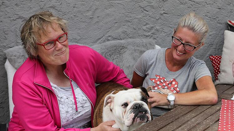 Reporterin Anette Schreiber, Cupcake und Susanne MaldonadoFoto: Barbara Herbst