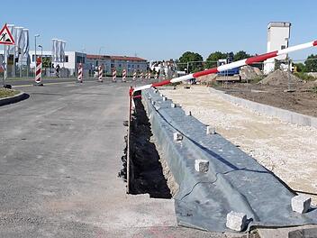 Für das Baugebiet Zeckern-Mitte baut die Gemeinde Hemhofen Linksabbiegerspuren und einen Gehweg.  Foto: Lp