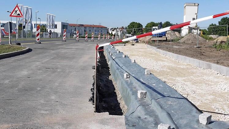 Für das Baugebiet Zeckern-Mitte baut die Gemeinde Hemhofen Linksabbiegerspuren und einen Gehweg.  Foto: Lp