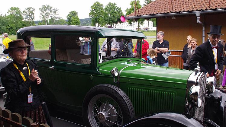 Brigitte (l.) und Friedrich Schleicher (r.) aus Gera waren passend zu ihrem Ford Modell A aus dem Jahr 1930 gekleidet.