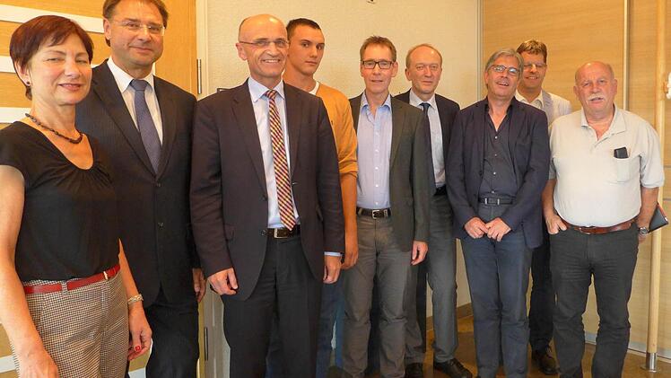 Sie verständigten sich im Landratsamt über die beabsichtigte Partnerschaft zur Gewinnung von Auszubildenden aus dem polnischen Partnerlandkreis: Renate Ortloff vom Landratsamt, Thomas Stelzer vom Arbeitsamt, Landrat Wilhelm Schneider, Praktikant Lukasz Janik, Andreas Baur, Horst Hofmann, Peter Kuhn, Christoph Lindner als Vertreter der Berufsschulleitung und Kreishandwerksmeister Hans-Georg Häfner (von links). Foto: Sabine Meißner