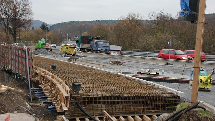Der Brückenkopf der Bahnbrücke wird am Montag betoniert. Foto: Friedwald Schedel