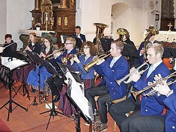 Böhmische Blasmusik spielte der Musikverein aus Egenhausen, Schleerieth in der Klosterkirche am Kreuzberg.  Text/Foto: Marion Eckert