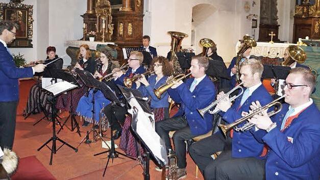 Böhmische Blasmusik spielte der Musikverein aus Egenhausen, Schleerieth in der Klosterkirche am Kreuzberg.  Text/Foto: Marion Eckert