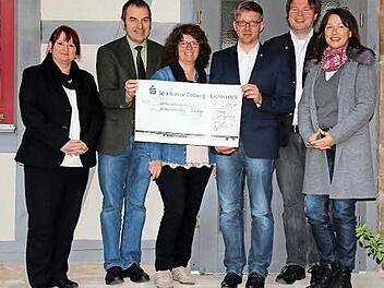 Daniela Scheller, Rainer Maier und Sylke Hahn (alle Volkshochschule Coburg, von links) sowie Stefan Sauerbrey (Pörtnerhof, Zweiter von rechts) überreichten einen Spendenscheck über 2205 Euro aus dem Erlös des Blind-Essens an Sabine Tracht und Frank Tollkühn vom Würzburger Blindeninstitut (Erste und Dritter von rechts).  Foto: Bettina Knauth