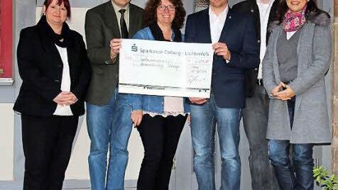 Daniela Scheller, Rainer Maier und Sylke Hahn (alle Volkshochschule Coburg, von links) sowie Stefan Sauerbrey (Pörtnerhof, Zweiter von rechts) überreichten einen Spendenscheck über 2205 Euro aus dem Erlös des Blind-Essens an Sabine Tracht und Frank Tollkühn vom Würzburger Blindeninstitut (Erste und Dritter von rechts).  Foto: Bettina Knauth