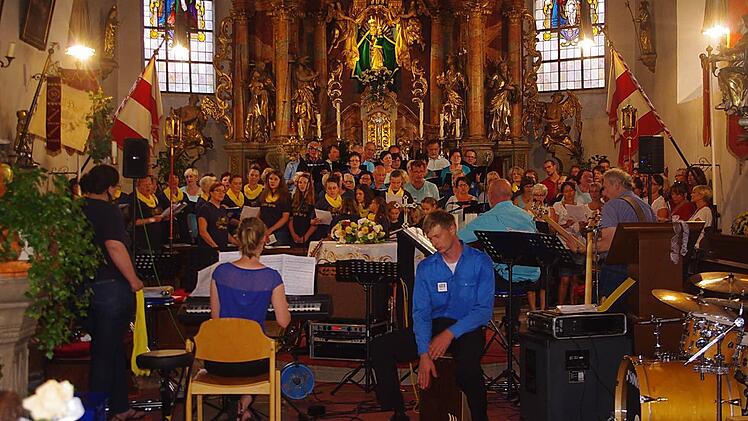Beim Gemeinschaftschor von "Spirit Voices", "El Shalom" und "Con Brio" wurde es eng im Altarraum.  Foto: Heike Sch&uuml;lein