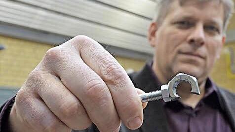 Martin Flohrschütz zeigt, wie der Flaschenöffner am Ende aussehen soll, den die Teilnehmer am Berufswettbewerb der Deutschen Landjugend als handwerkliche Aufgabe bauen müssen.