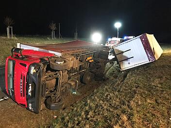 Ein Lkw ist auf der B303 im Landkreis Kulmbach von der Fahrbahn abgekommen und zur Seite gekippt. Foto: News5/Fricke
