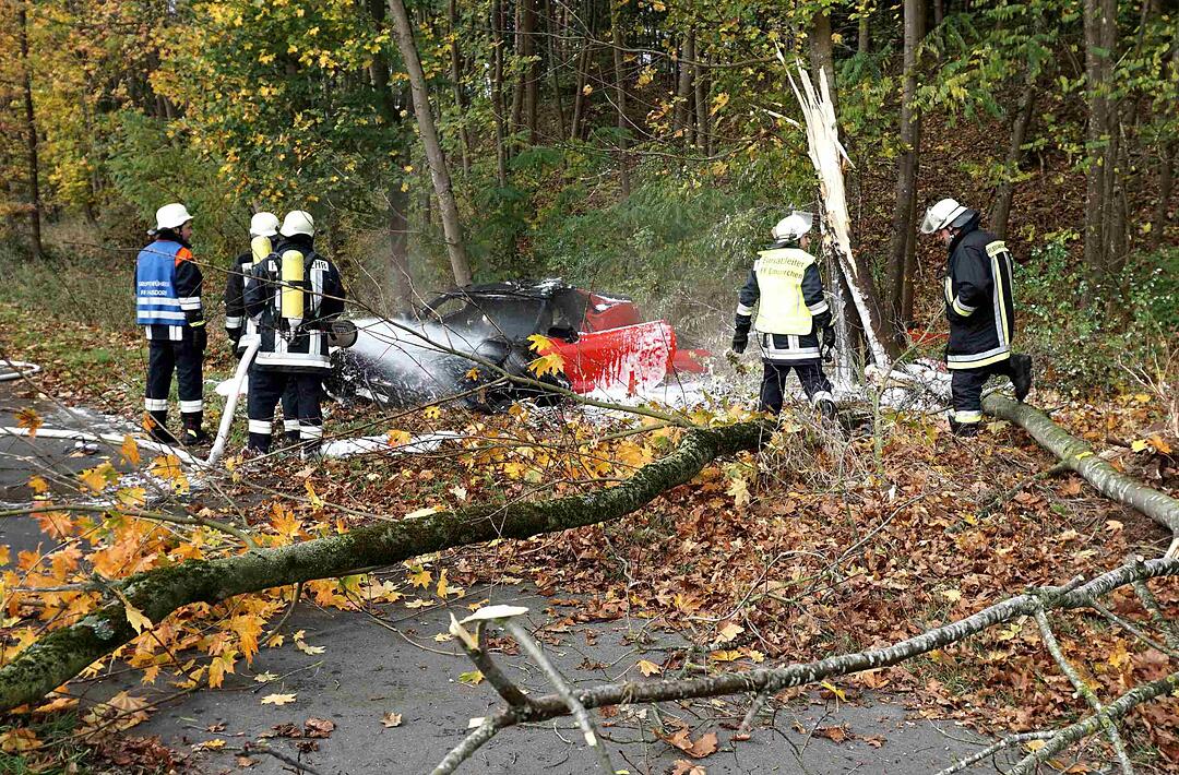 Unfall bei Neundorf - Corvette kommt von Straße ab