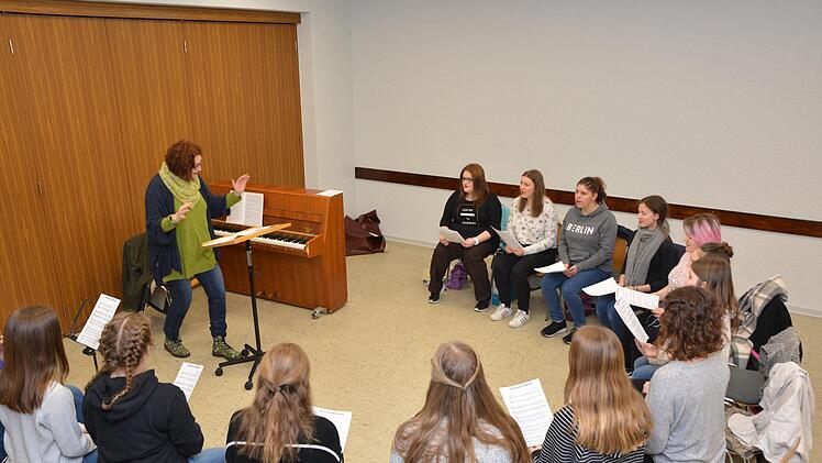Ausgelassen, aber konzentriert ist die Stimmung bei den Proben von Chorisma in Hausen. Björn Hein