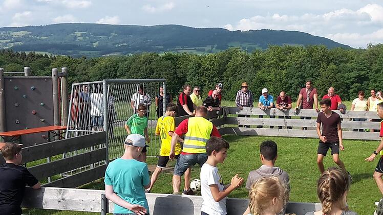 Zuschauer mit Blick auf die schwarzen Berge. Foto: Isabell Gerr