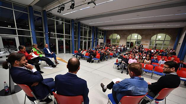 Das Podium in der Herder-Aula war diesmal eine reine M&auml;nnerrunde. Foto: Ronald Rinklef