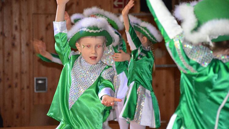 Eine toller Faschingsauftakt: zur Eröffnung des Ordensabends der Gauaschacher Carnevals Abteilung tanzten die ganz Kleinen der Purzelgarde. Vier von Ihnen im Alter ab drei Jahren standen zum allerersten Mal auf der Bühne. Die Herzen des Publikums schmolzen in Sekundenschnelle. Jana Keul