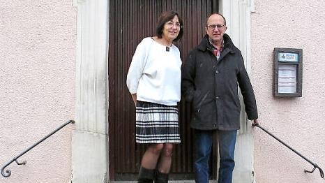 Die Wirtin Evi Quast und Metallgestalter Andreas Behrschmidt freuen sich über den gelungenen "ökumenischen" Treppenaufgang vor der "Flößerstube".  Foto: Heike Schülein