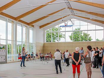 Viele Besucher interessierten sich für die neue Halle und das Mehrgenerationenhaus.    Foto: Evi Seeger
