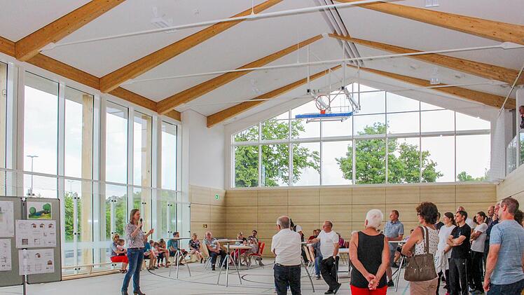 Viele Besucher interessierten sich für die neue Halle und das Mehrgenerationenhaus.    Foto: Evi Seeger