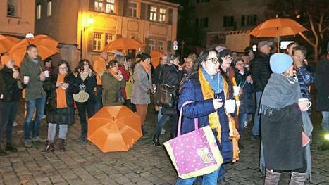 Die Teilnehmerinnen unterstützten den Protest mit Trillerpfeifen.