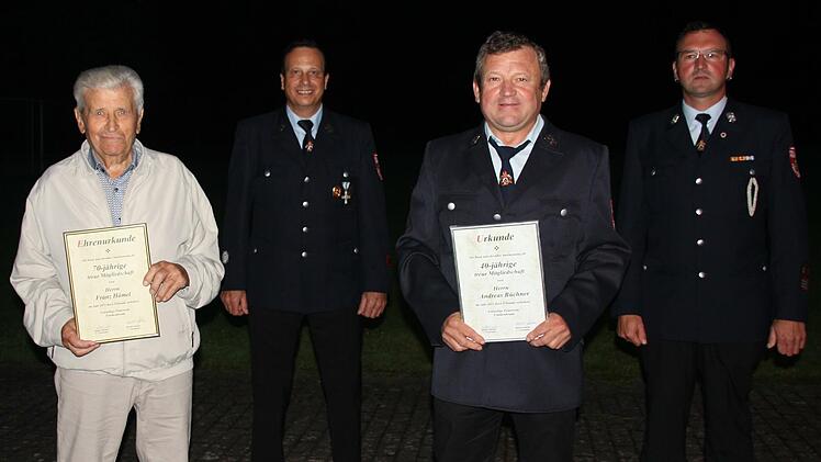 Ehrungen: Franz H&auml;mel (von links), 2. Vorsitzender Harald Umkehr, Andreas B&uuml;chner und Vorsitzender Torsten B&uuml;chner.