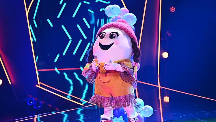 Eggi er&ouml;ffnete mit "99 Luftballons" (Nena) die vierte Ausgabe des Maskenballs. Chris Tall und Tom Neuwirth alias Conchita Wurst glauben sicher, dass Amira Aly im Kost&uuml;m steckt.