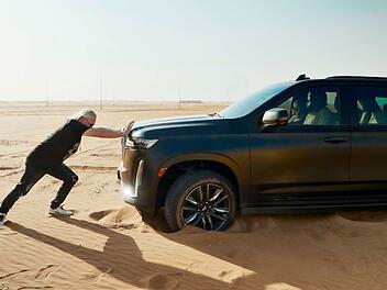 Alle Versuche sind vergebens: Der Gel&auml;ndewagen der Geissens steckt tief im Sand fest!