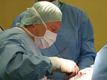 Läuft bei einer OP etwas schief, kann der Patientenfürsprecher helfend vermitteln.  Foto: Andreas Oswald