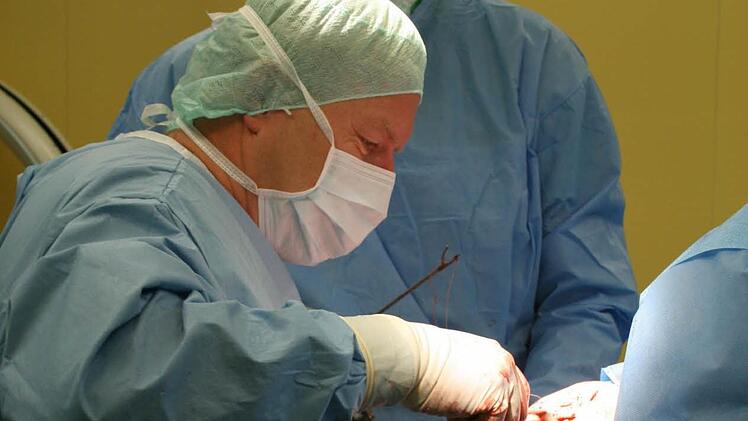 Läuft bei einer OP etwas schief, kann der Patientenfürsprecher helfend vermitteln.  Foto: Andreas Oswald