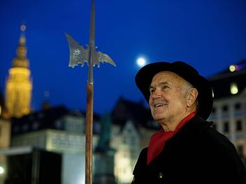 Die Stadt ganz neu entdecken: Roland Schäfer schlüpft beim Rundgang in die Rolle des Coburger Nachtwächters. Foto: Tourrist-Info Coburg