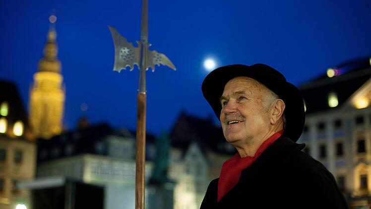 Die Stadt ganz neu entdecken: Roland Schäfer schlüpft beim Rundgang in die Rolle des Coburger Nachtwächters. Foto: Tourrist-Info Coburg