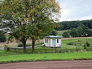 Der Brunnen in Memmelsdorf wurde saniert. Nun soll ein neuer Maschendrahtzaun angebracht werden.  Foto: Helmut Will