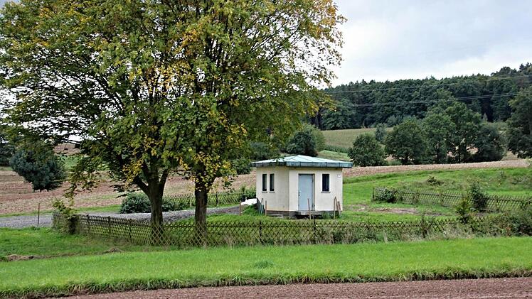 Der Brunnen in Memmelsdorf wurde saniert. Nun soll ein neuer Maschendrahtzaun angebracht werden.  Foto: Helmut Will