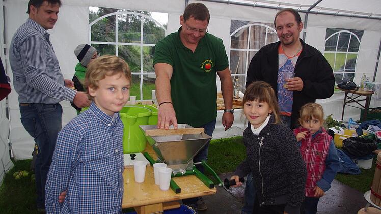 333: Lara beim Apfelsaftpressen Foto: Heike Schülein