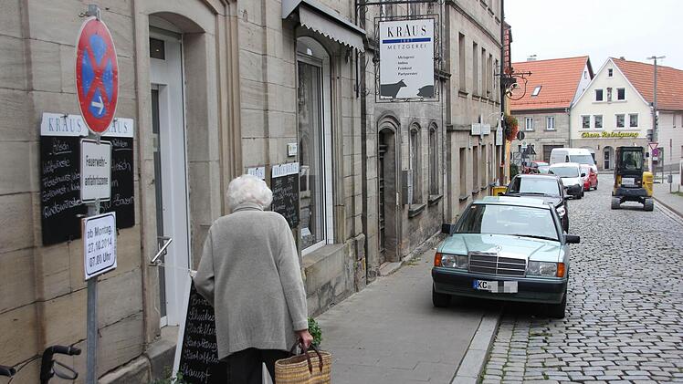 Obwohl absolutes Halteverbot - siehe Schild links - ausgeschildert war, wurde munter in der Strau geparkt.