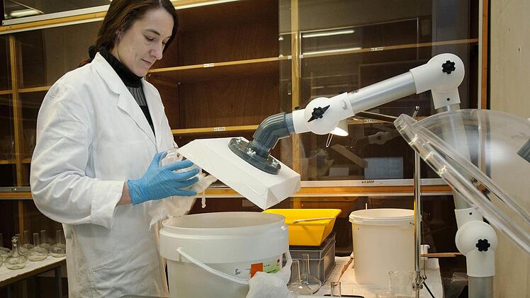 Kathrin Vogler bei der Reinigung historischer Gläser.Foto: Lutz Naumann, Kunstsamlungen Veste Coburg