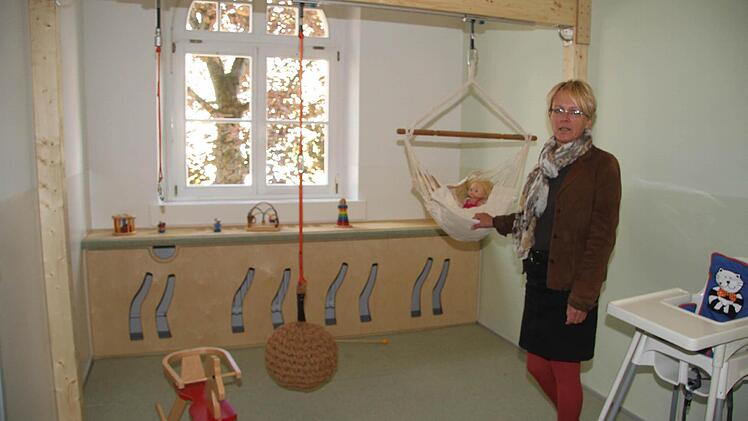 Elsbeth Oberhammer zeigt den neuen Baby-Bistro-Bereich mit Hängematte für die Kleinsten und Stillbereich für die Mütter. Foto: Sonja Adam