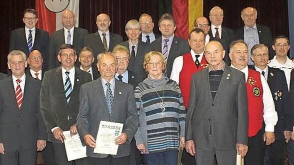 Diese Bürger wurden für Vereinsarbeit und bürgerschaftliches Engagement geehrt. Fotos: Veronika Schadeck