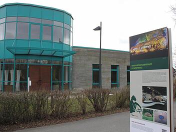 Das Innovationszentrum Lichtenfels steht für Entwicklungen in den Bereichen Gestaltung, Design und Innenarchitektur. Es ist eine Station auf dem Pfad der Flechtkultur, was die Stele vorne im Bild anzeigt. Die Gemeinde Michelau kündigte nun ihre Mitgliedschaft im Trägerverein. Foto: Popp